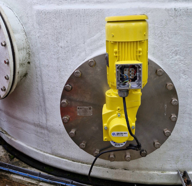 Installation in progress of one Side entry Mixer - SRMix