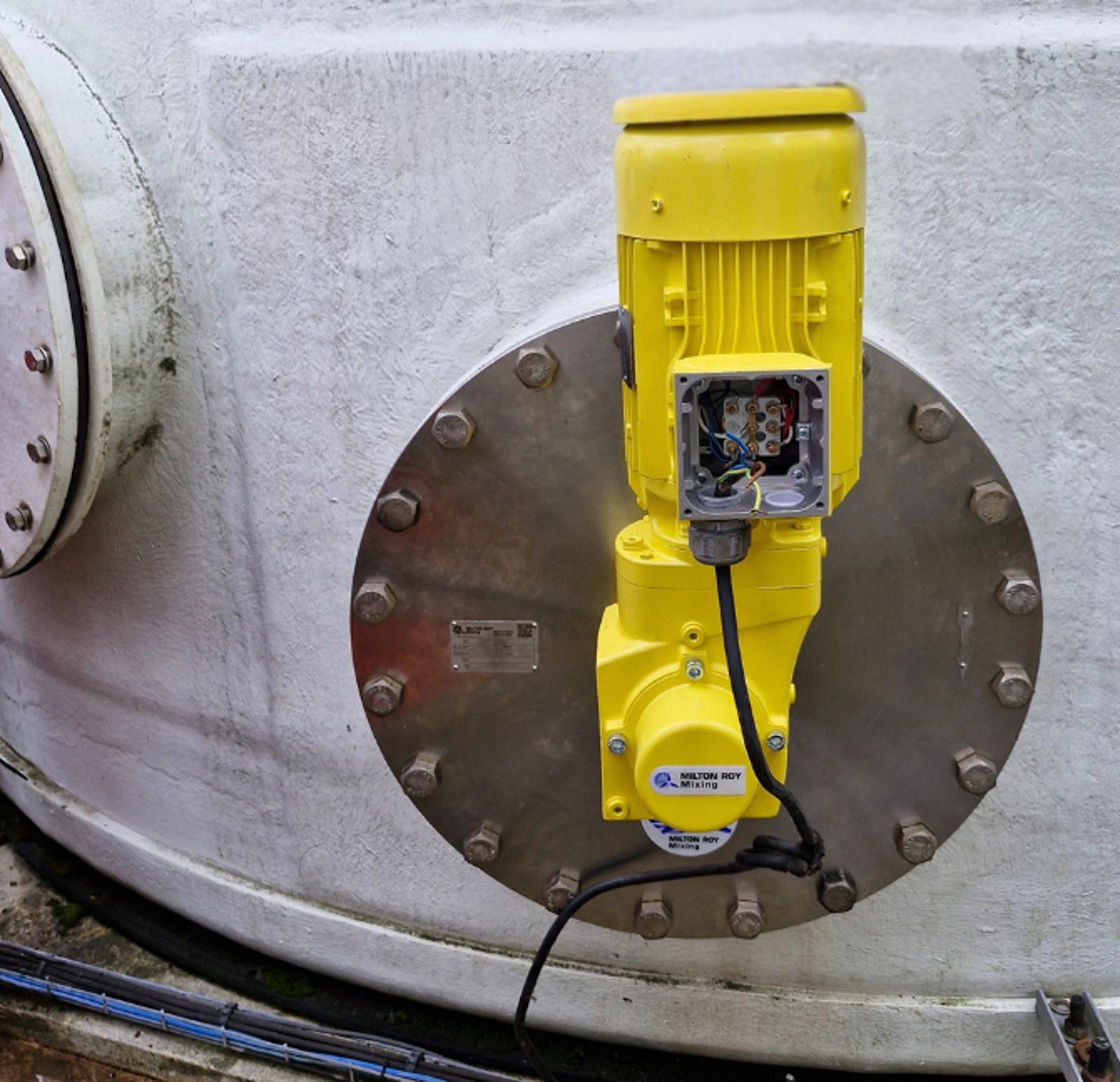 Installation in progress of one Side entry Mixer - SRMix