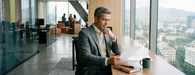 pensioninvalidez-persona-con-documentos-dictamen-invalidez.webp
