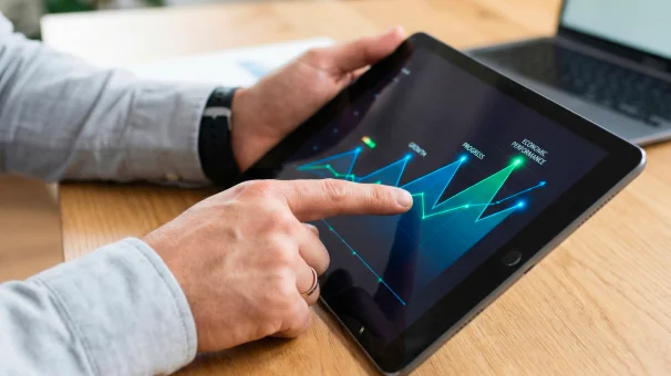 manos-señalando-grafico-en-tablet.webp