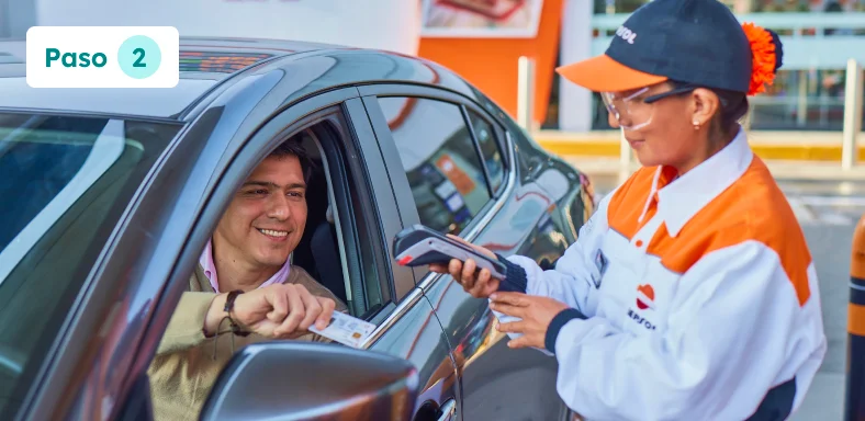 hombre-pagando-consumo-de-gasolina-en-repsol.webp