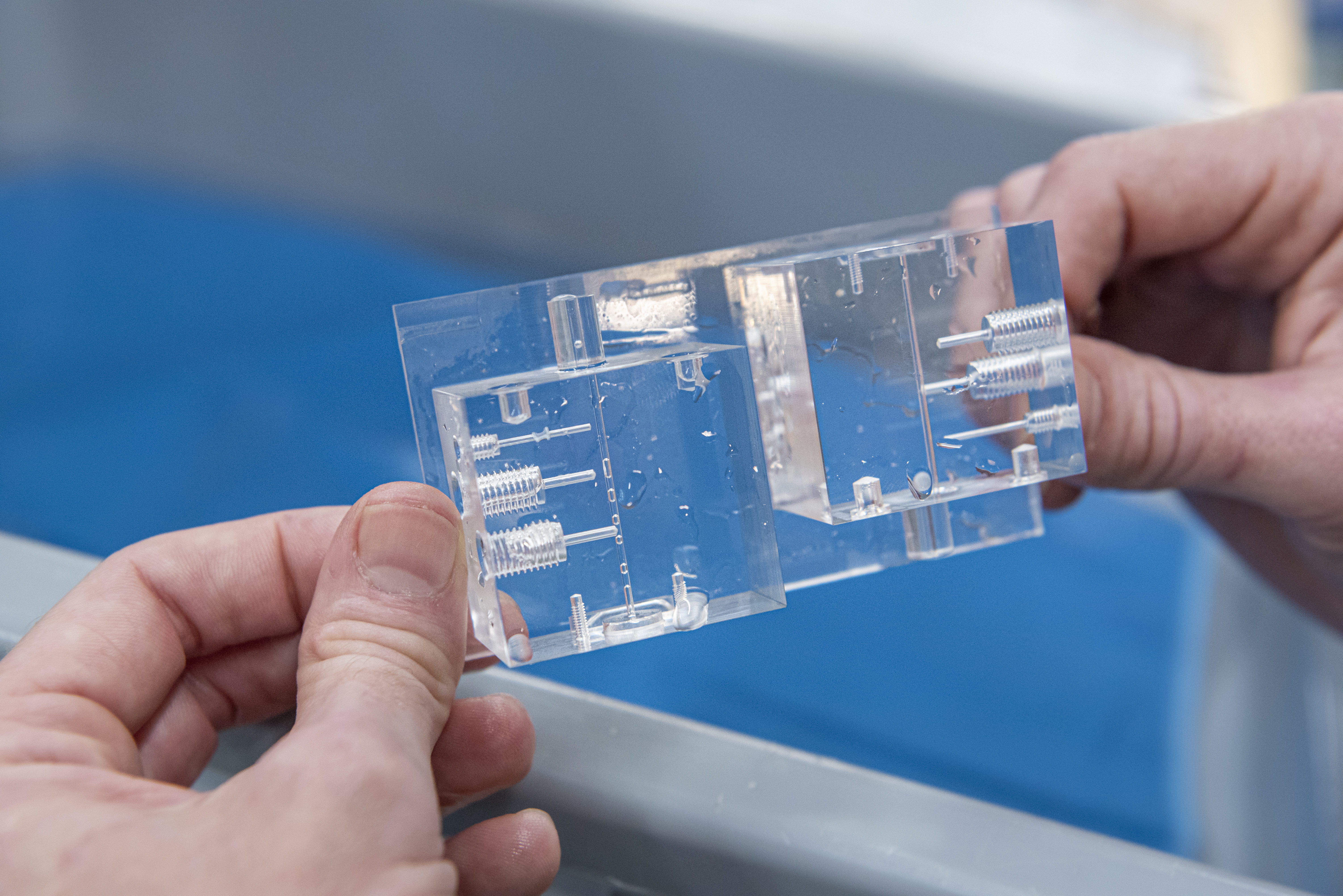 acrylic-bonded-manifold WIDE