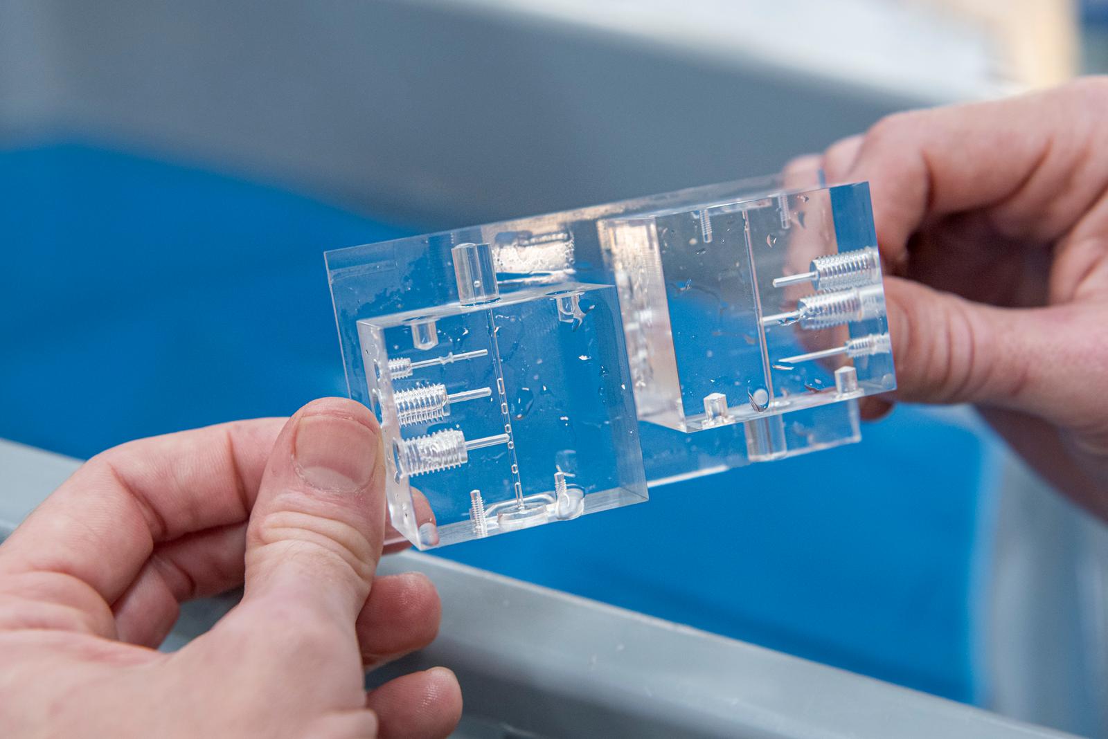 acrylic-bonded-manifold WIDE