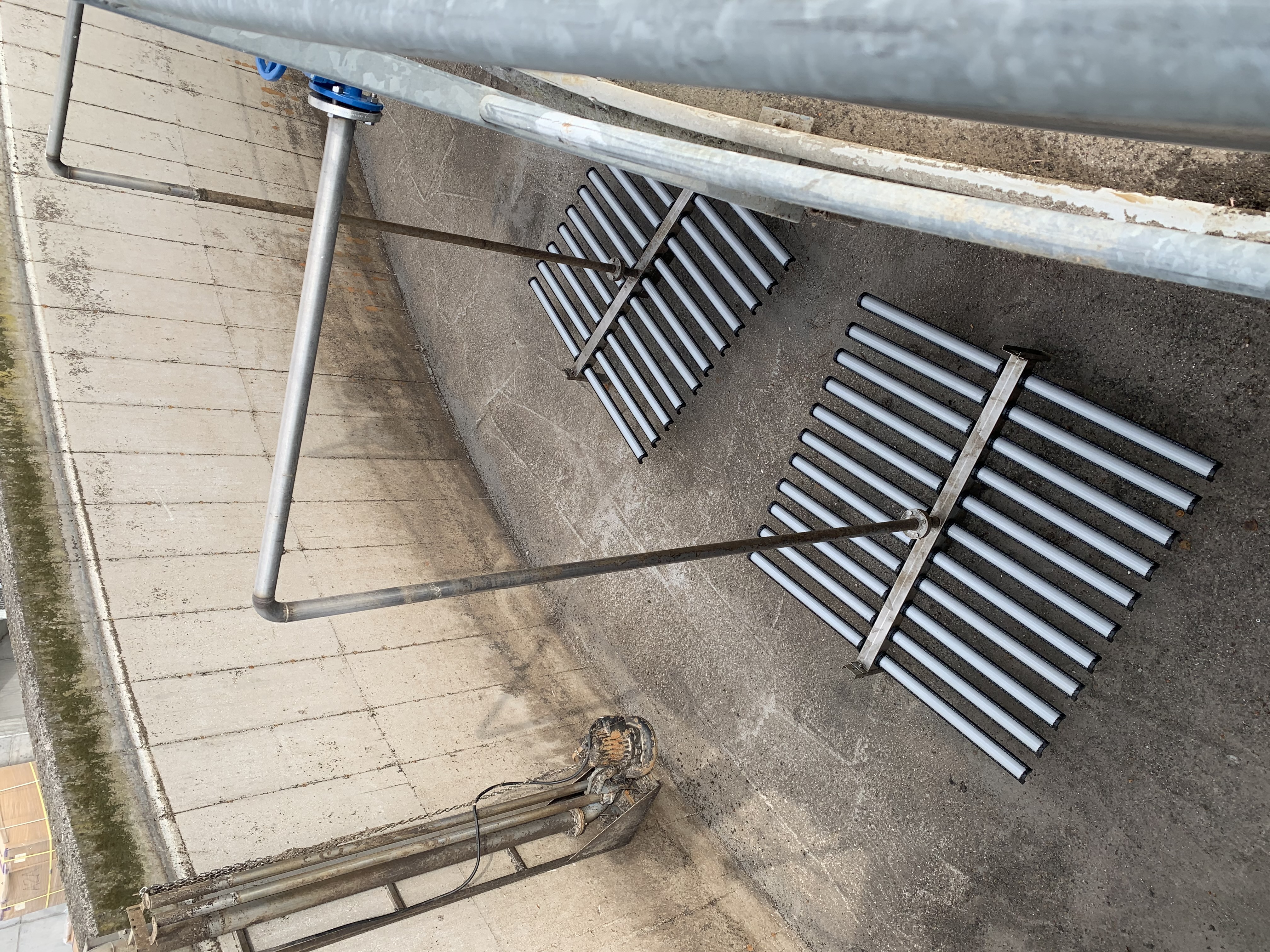 Aeration diffuser grid with retrievable tube assemblies for simplified maintenance and retrofit applications