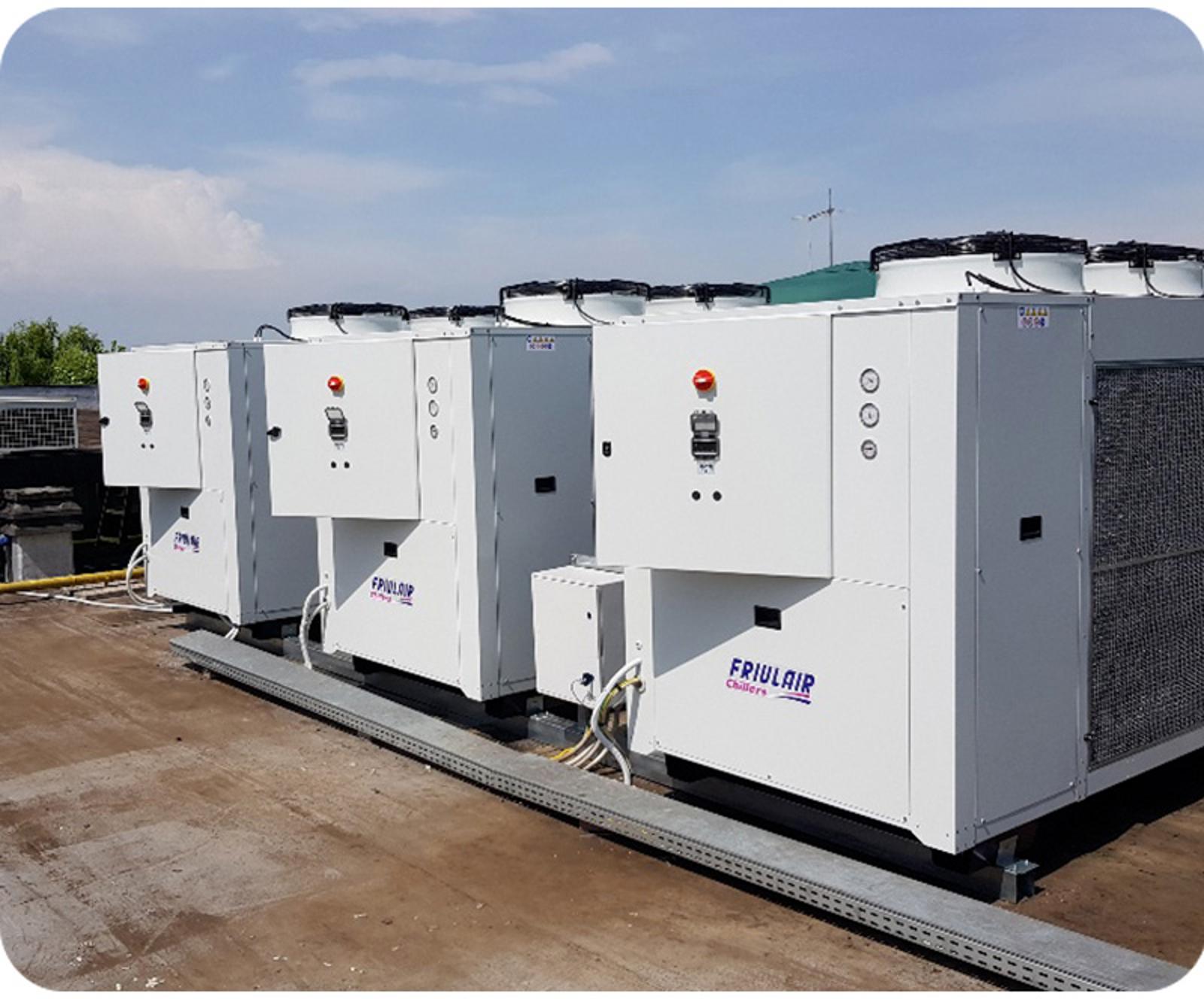 Centrale frigorifera con più chiller industriali per refrigerazione di processo alimentare