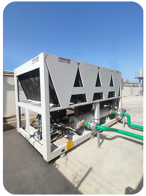Outdoor installation of an industrial process chiller supporting continuous operation in process plant environments