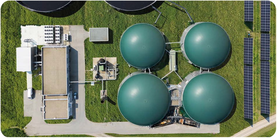 Vista aerea di un impianto biogas industriale con digestori, trattamento del gas e infrastrutture di processo