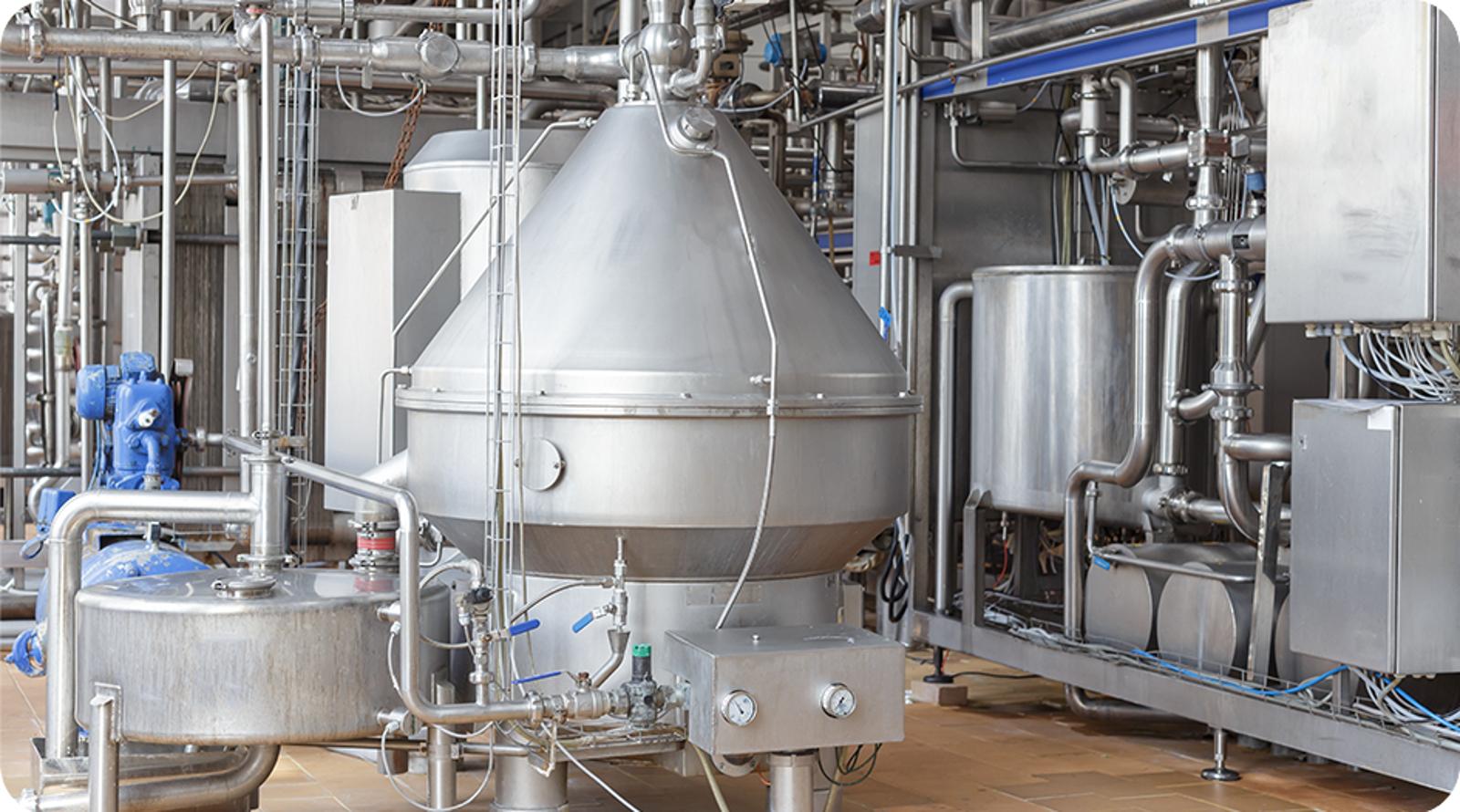 Impianto di lavorazione alimentare con serbatoi e tubazioni in acciaio per refrigerazione di processo alimentare