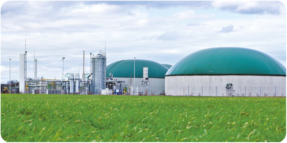 Impianto biogas industriale con digestori e sistemi di trattamento e raffreddamento del gas