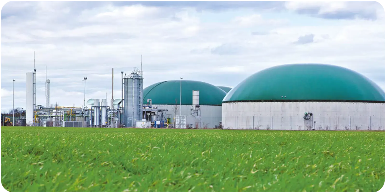 Impianto biogas industriale con digestori e sistemi di trattamento e raffreddamento del gas