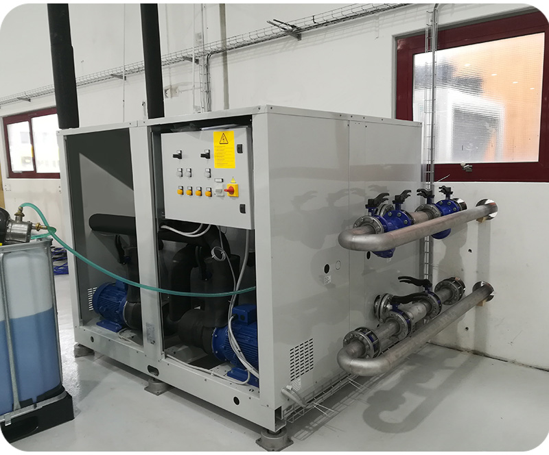 Indoor industrial food chiller sys-tem with pumps and hydraulic circuits for hy-gienic process cooling