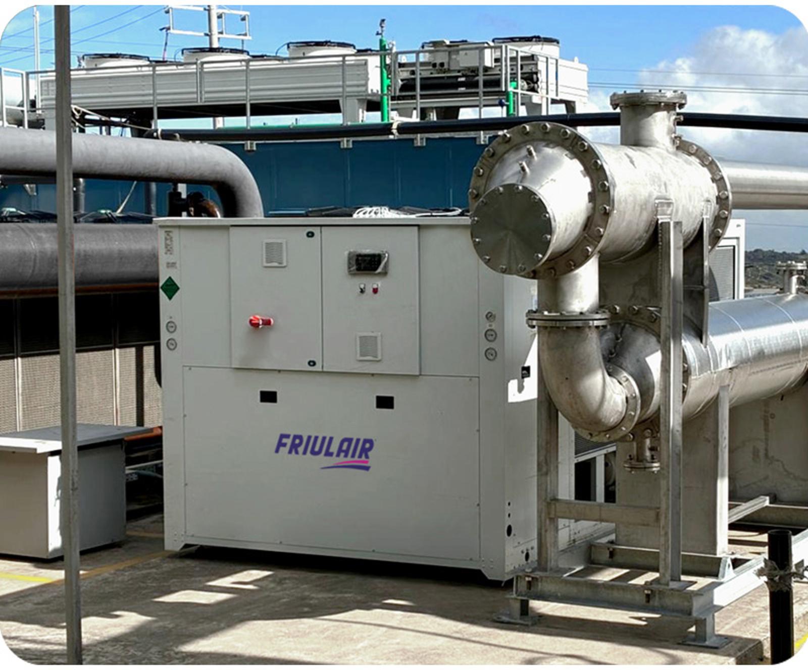 Chiller biogas Friulair installato per il raffreddamento del gas e dei compressori in impianto biogas
