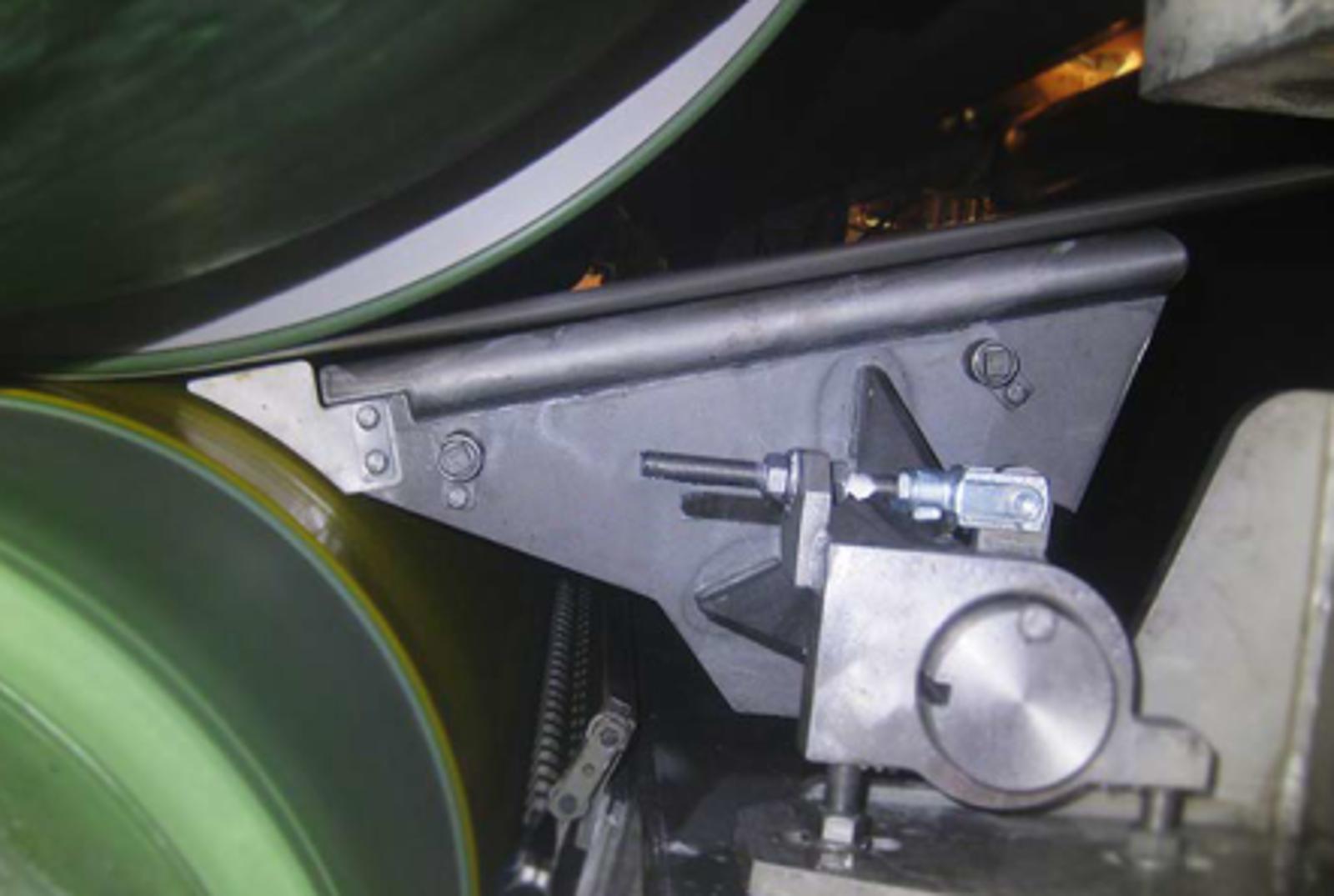 Web Stabilizer to improve runnability and efficiency in a free-standing press