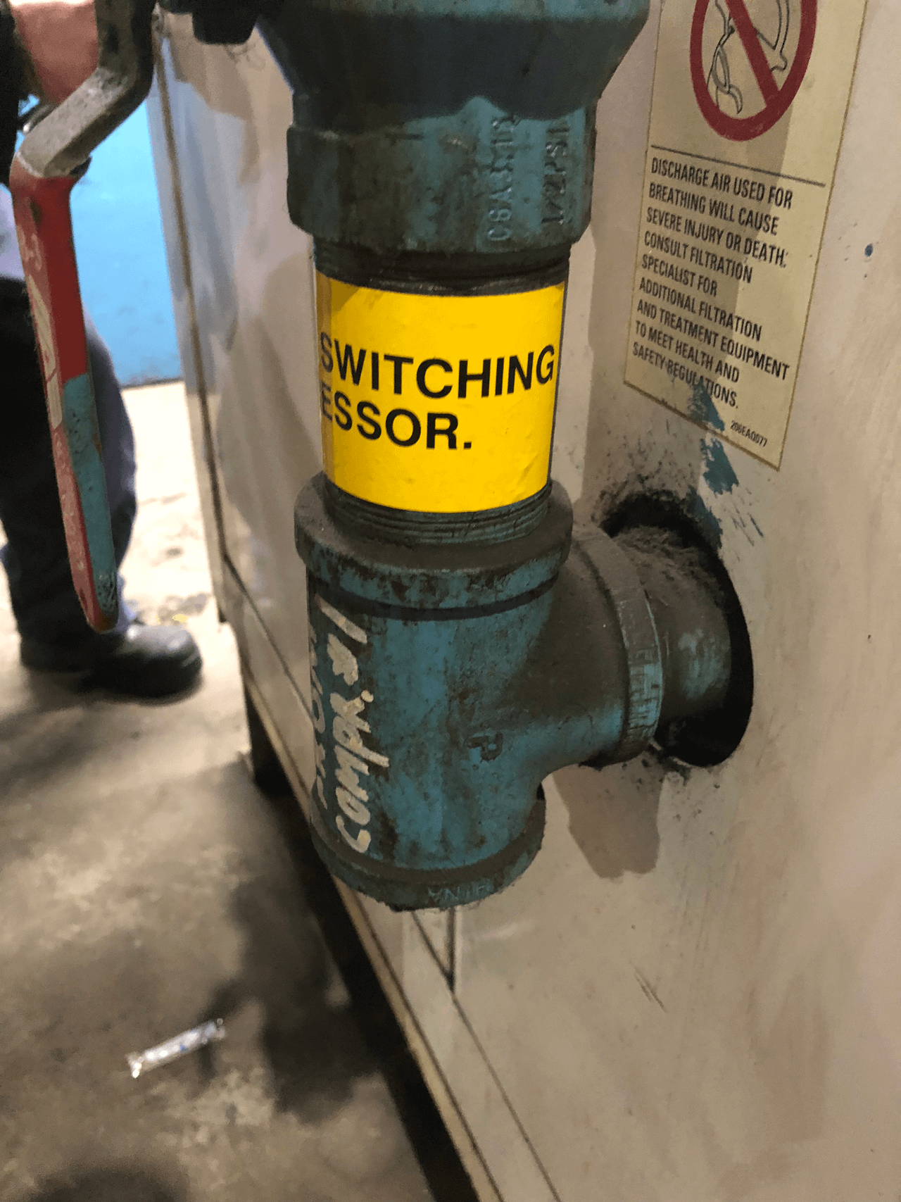 news-T-fitting-at-compressor-discharge-is-an-energy-waster-and-a-compressor-maintenance-troublemaker.png