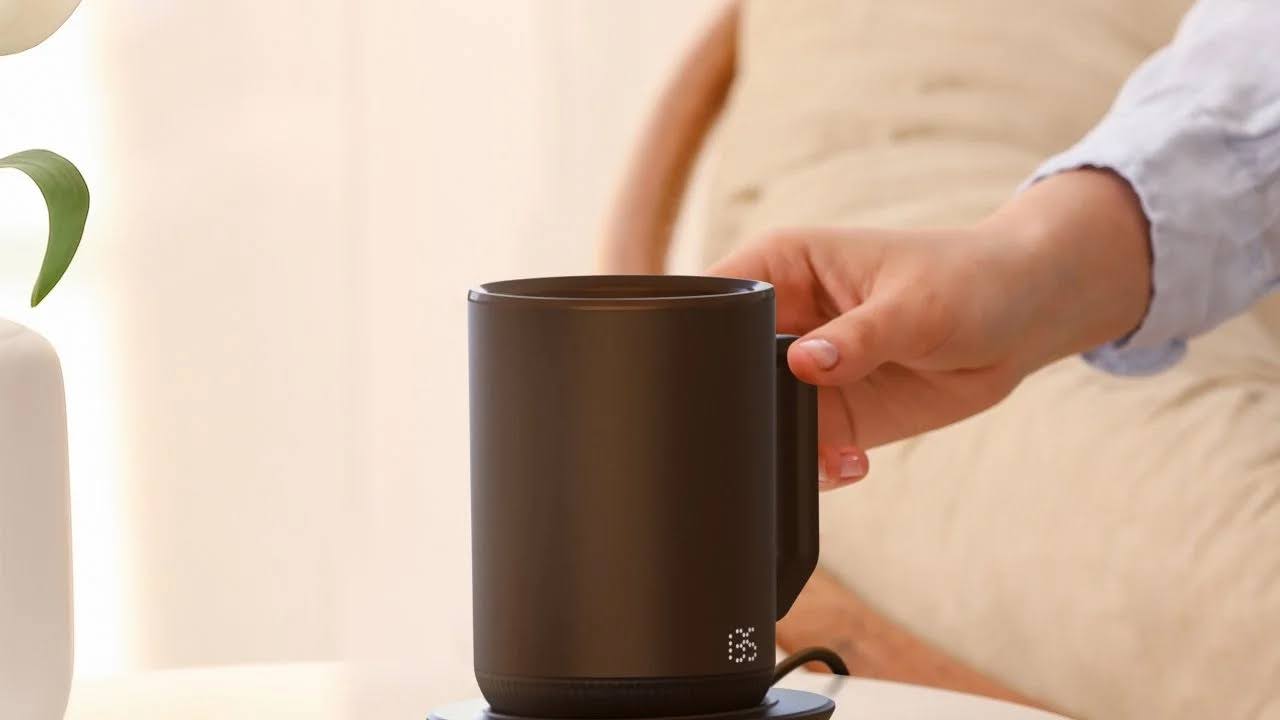 A heated mug rests on a warmer, a cozy last-minute Christmas gift for Mom.
