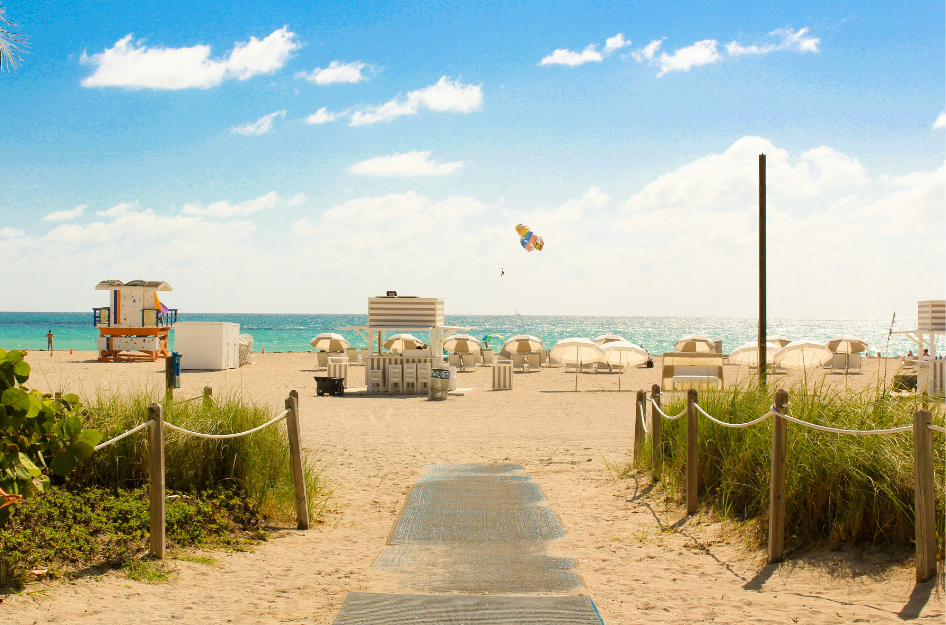 An image of a sunny beach in Miami, FL. A common view for those moving to Florida from New Jersey.