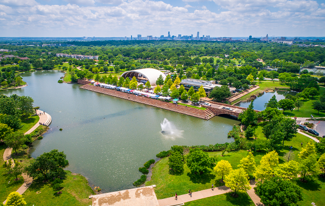 Mueller Pond in the Austin suburbs, complete with a fountain and a festival farmer’s market.