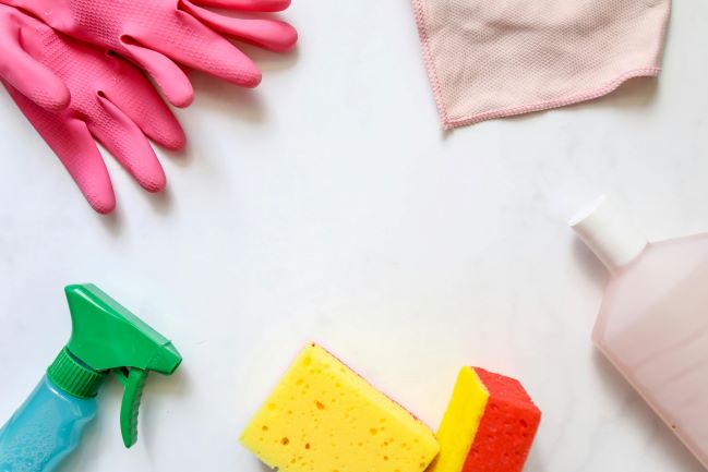 Colorful cleaning products that are safe for babies are scattered in a circle.