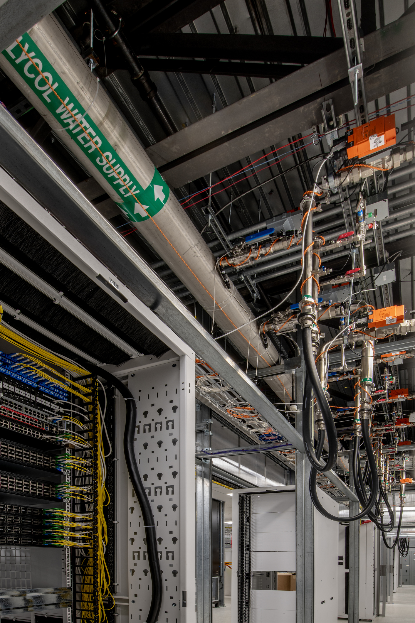 istock-2253303046-data-center.jpg