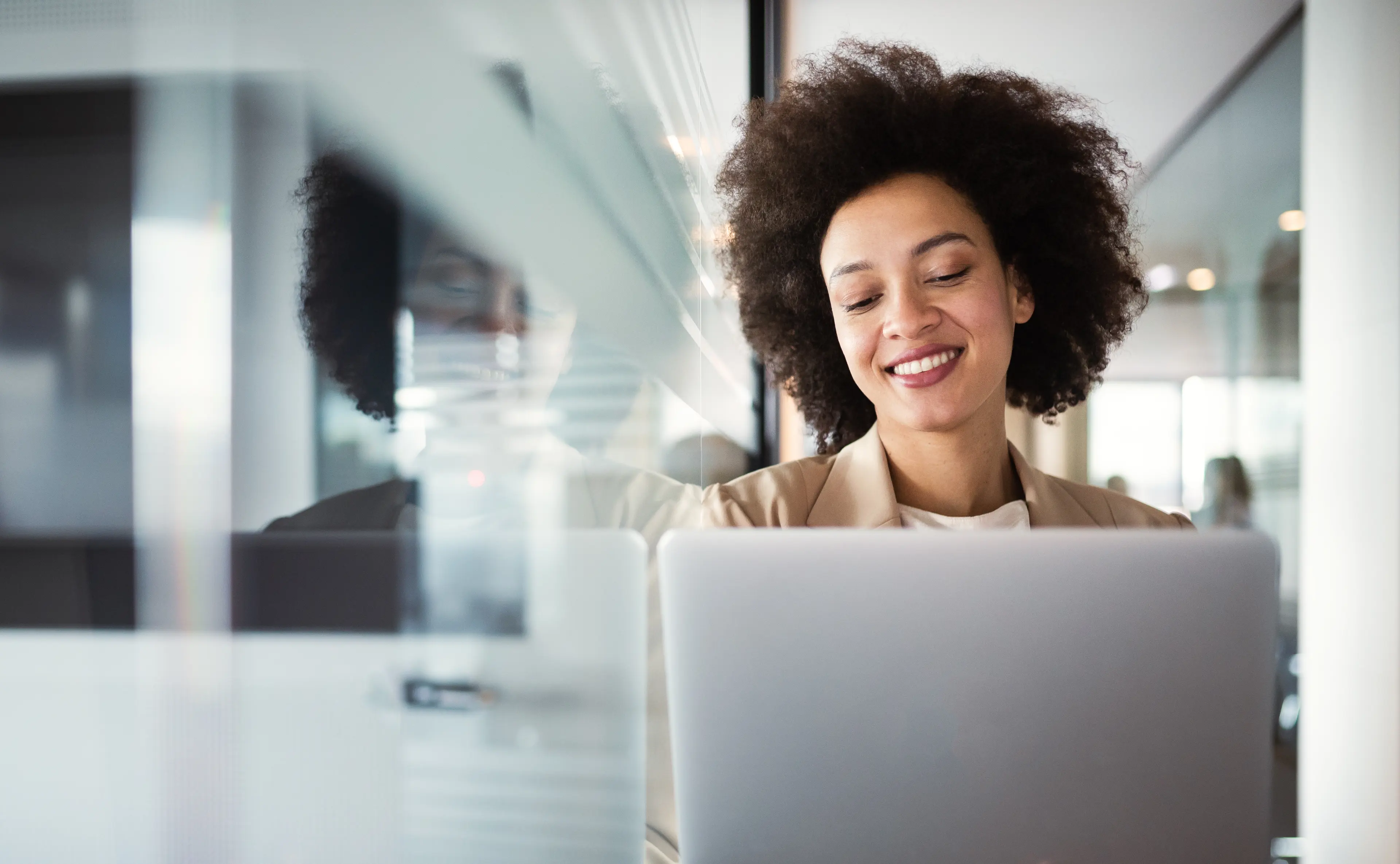 HRLIB-AA woman on laptop-shutter_1414968674_HR.jpg