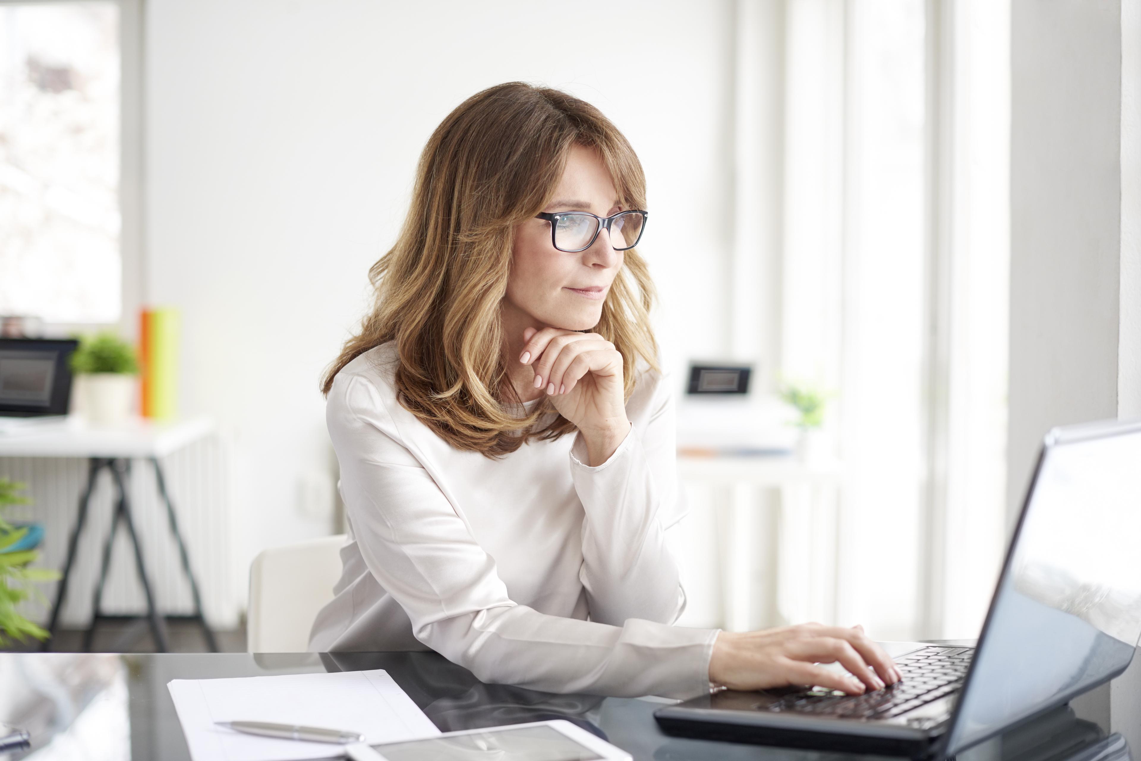 HRLIB-Woman using laptop-shutter_613400372_HR.jpg