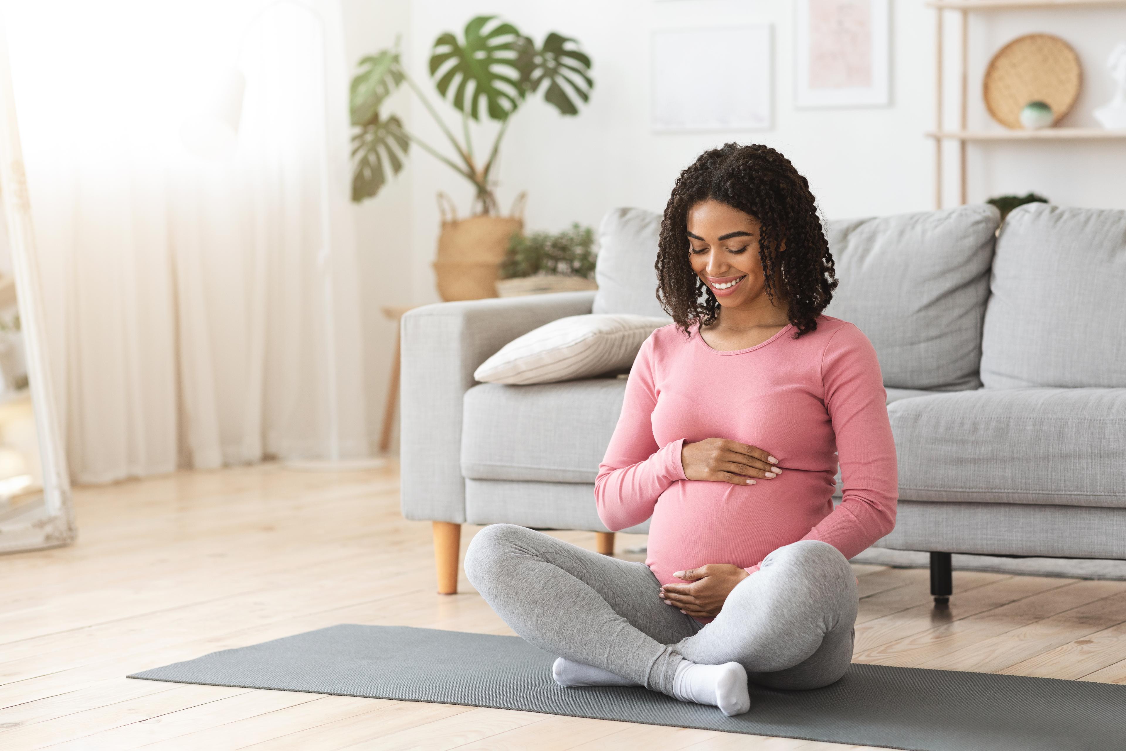 HRLIB-Pregnant woman on exercise mat-shutter_1751754008_HR.jpg