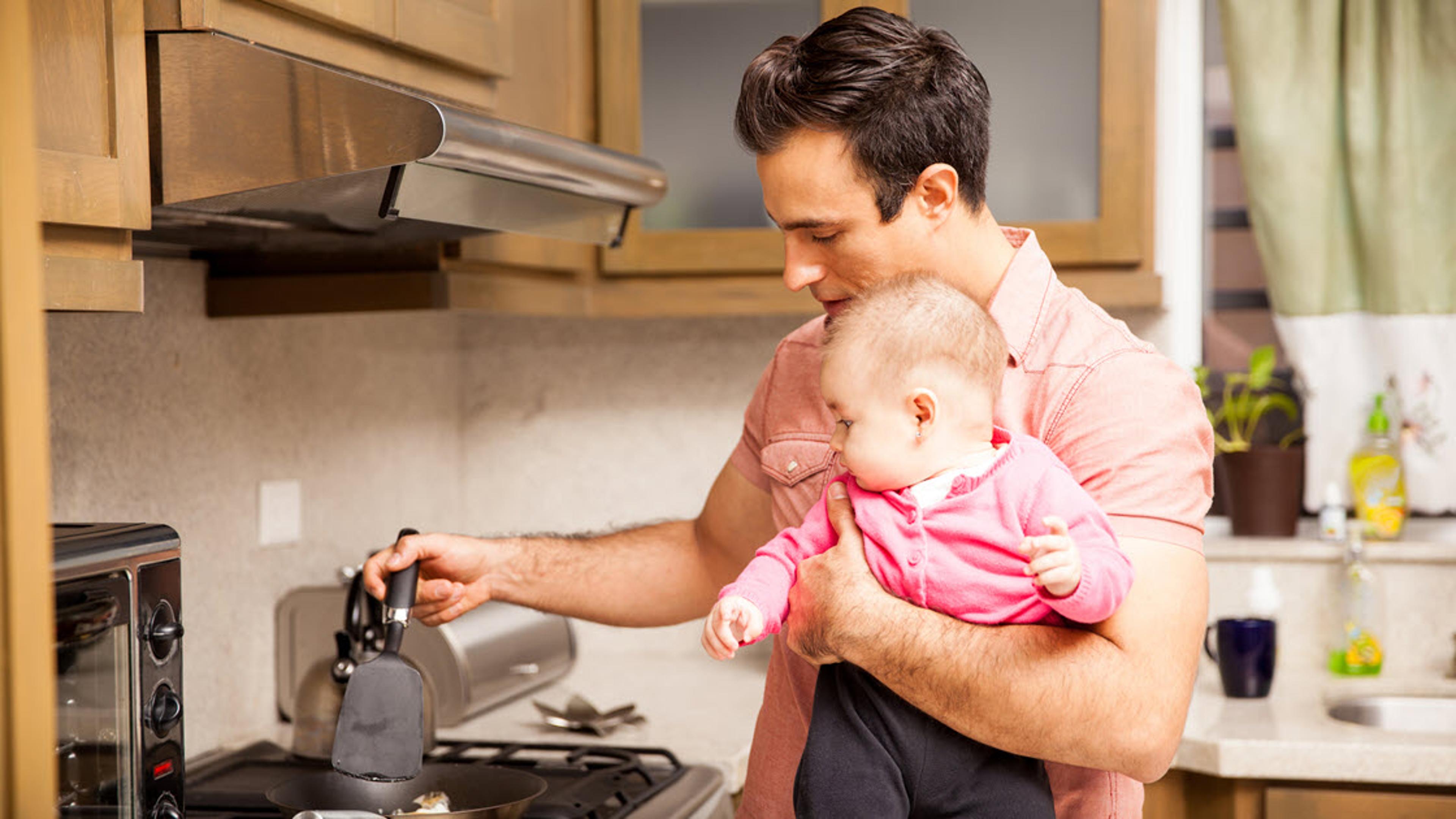 cl-esc-cooking-with-dad-getty-507845458-hr.jpg