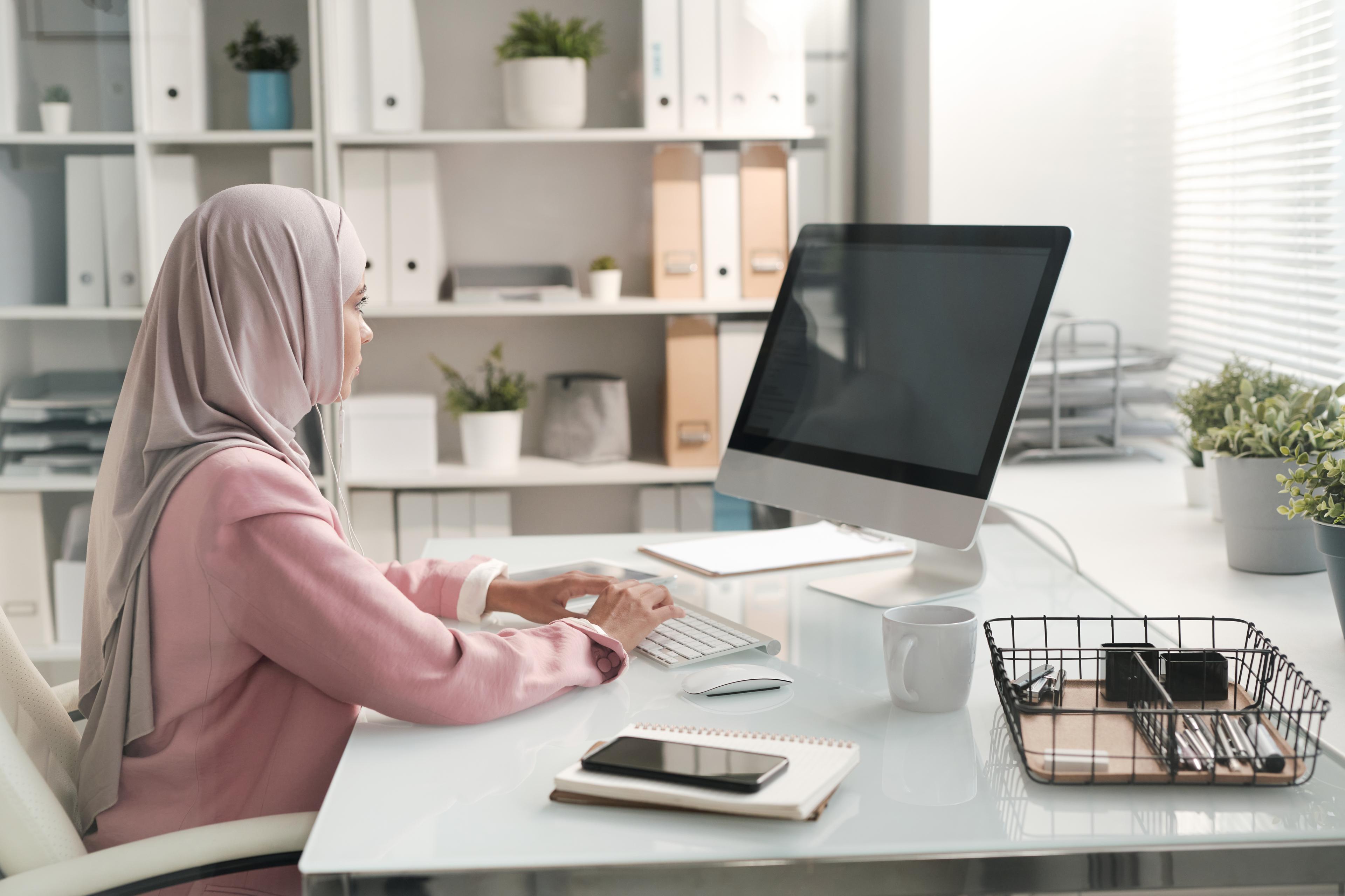 HRLIB-Woman wearing hijab on laptop-shutter_1835892895_HR.jpg
