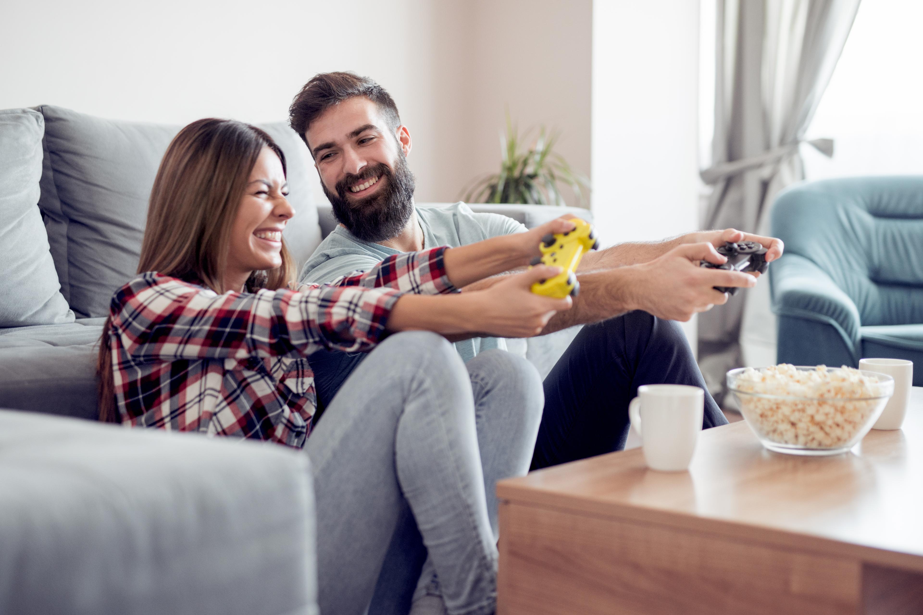 HRLIB-Couple playing video games-shutter_1039222045_HR.jpg