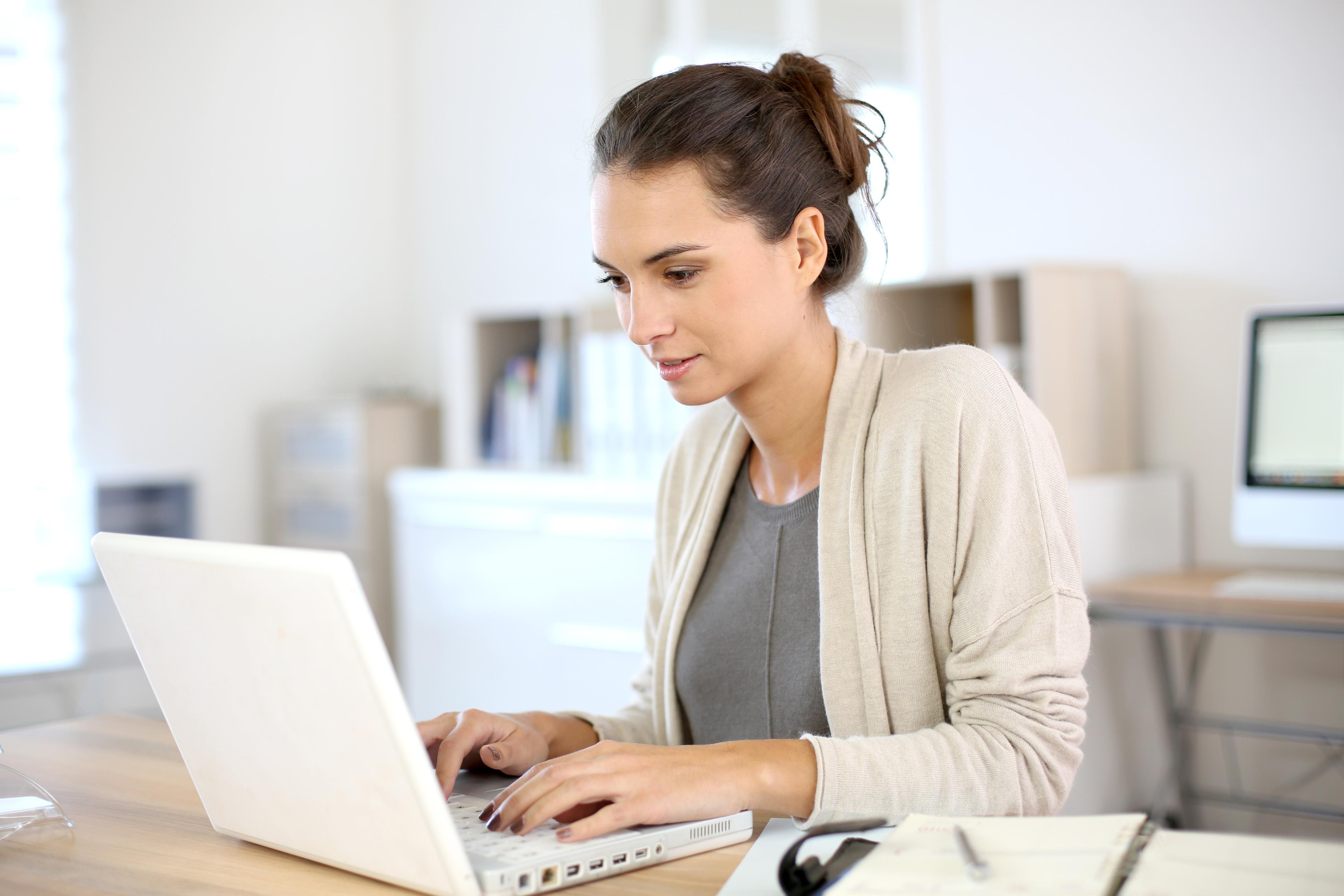 HRLIB-Young woman on laptop-shutter_162664115_HR.jpg