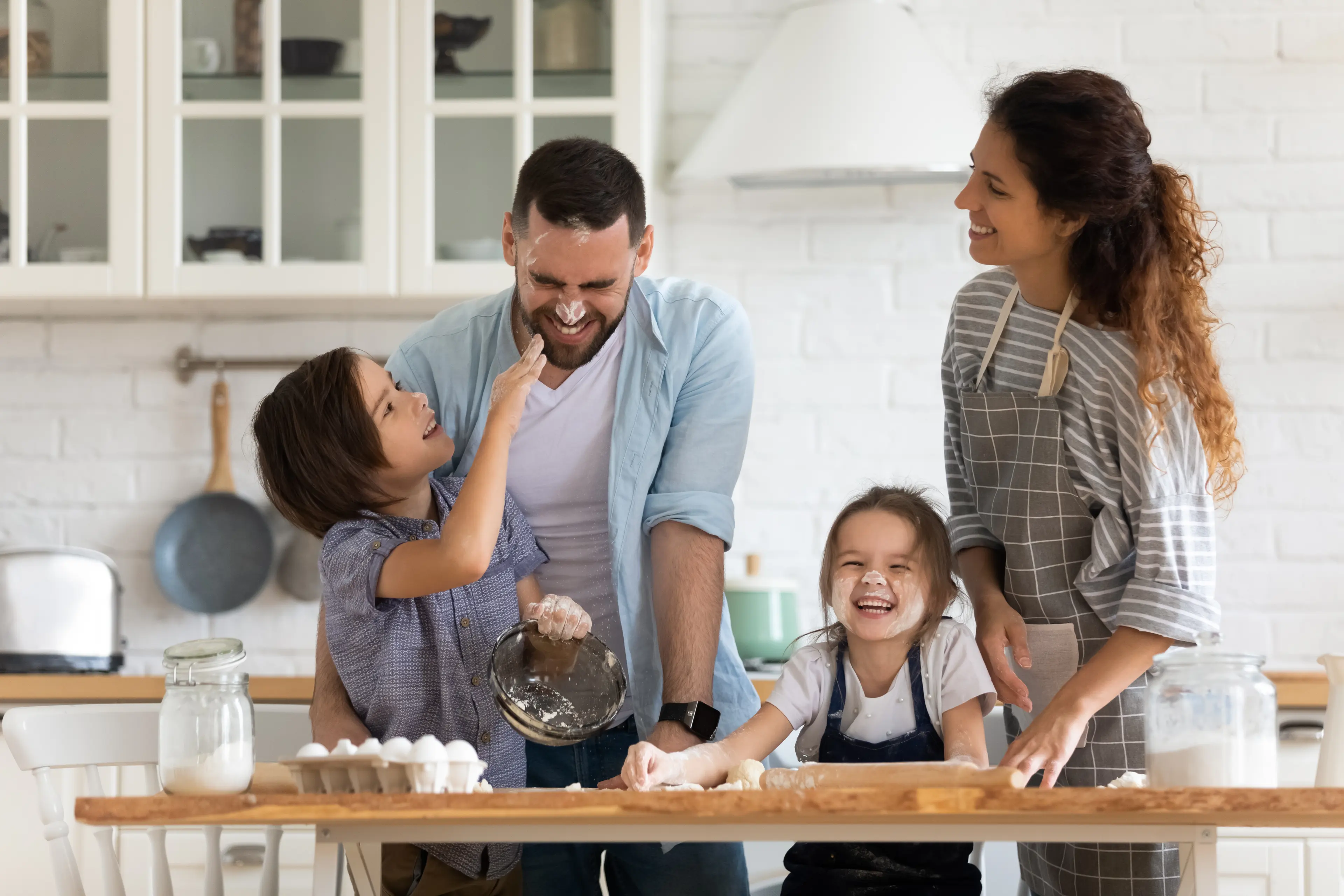 HRLIB-Happy family baking-shutter_1660546018_HR.jpg