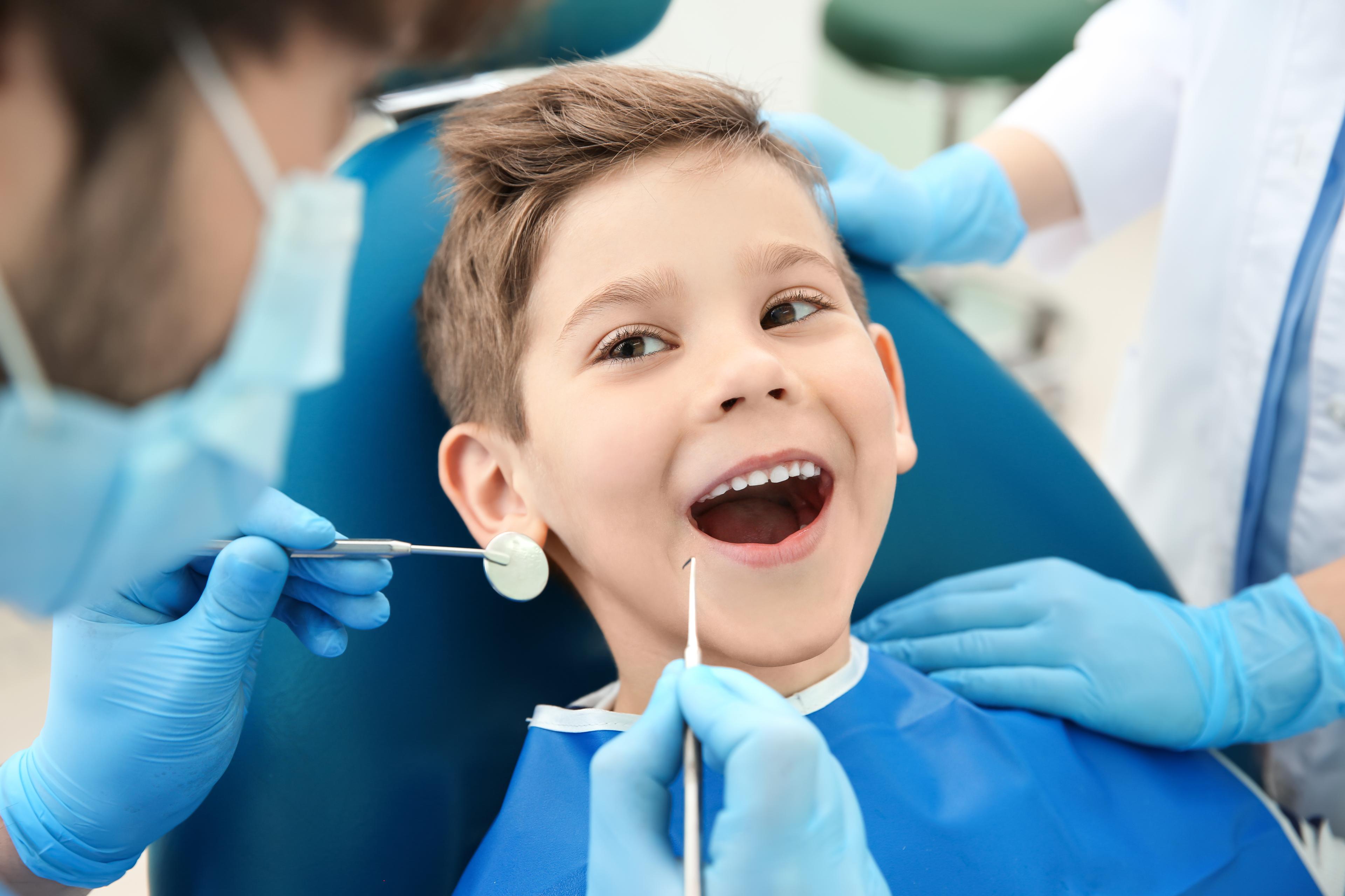 HRLIB-Young boy at dentist-shutter_663132562_HR.jpg