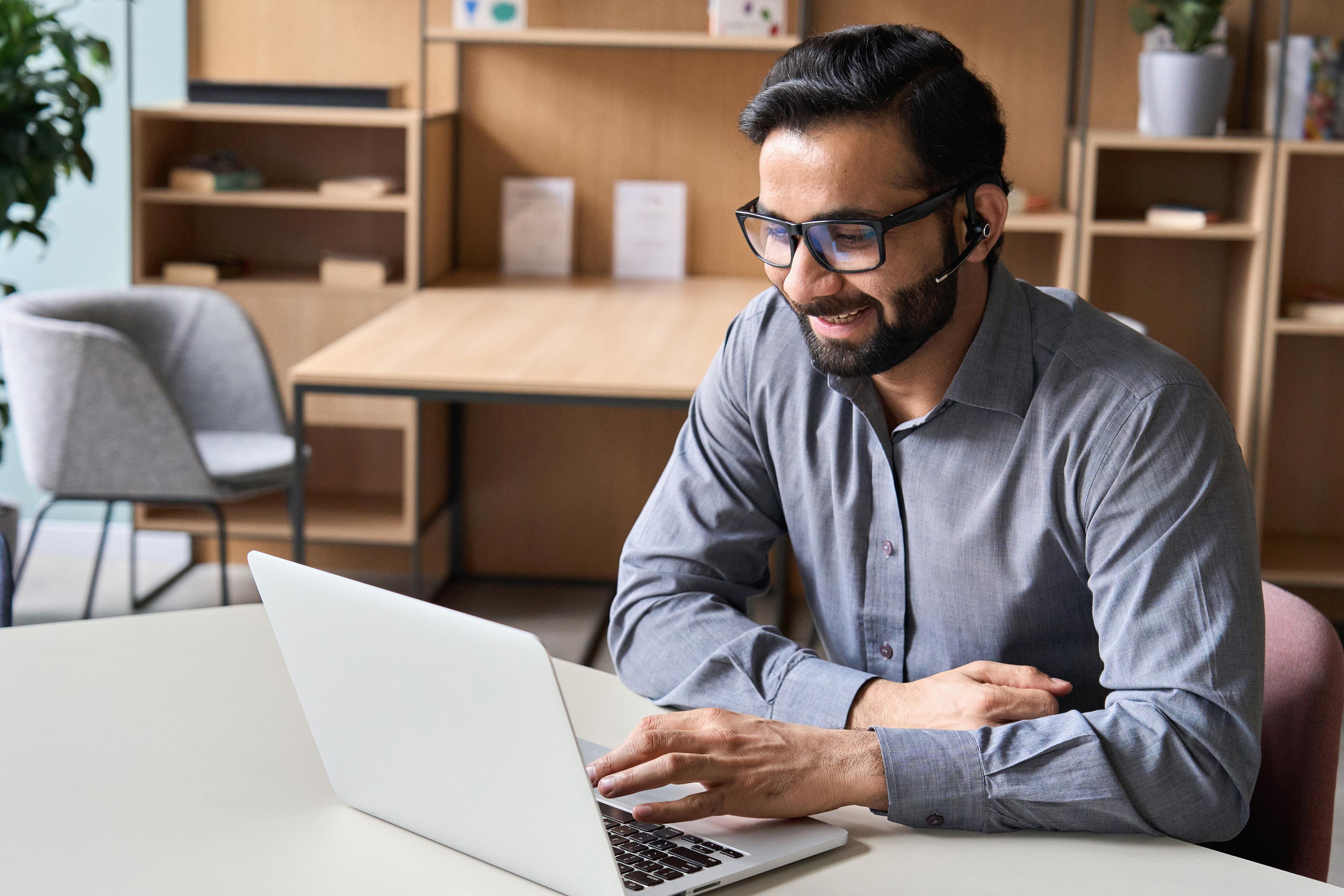 HRLIB-Middle Eastern man with headset on computer-shutter_1958115697_HR.jpg