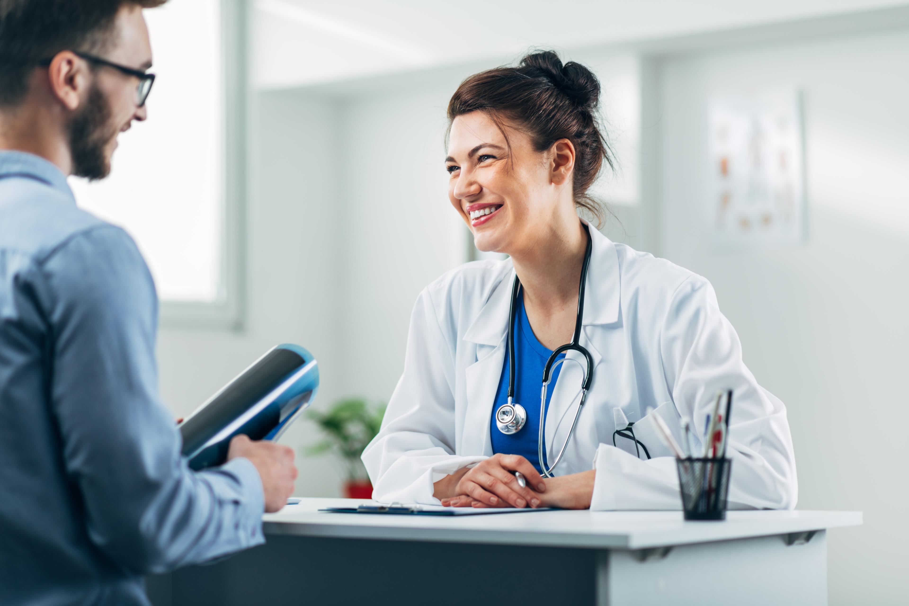 HRLIB-Doctor with patient_shutter_1112982317_HR.jpg