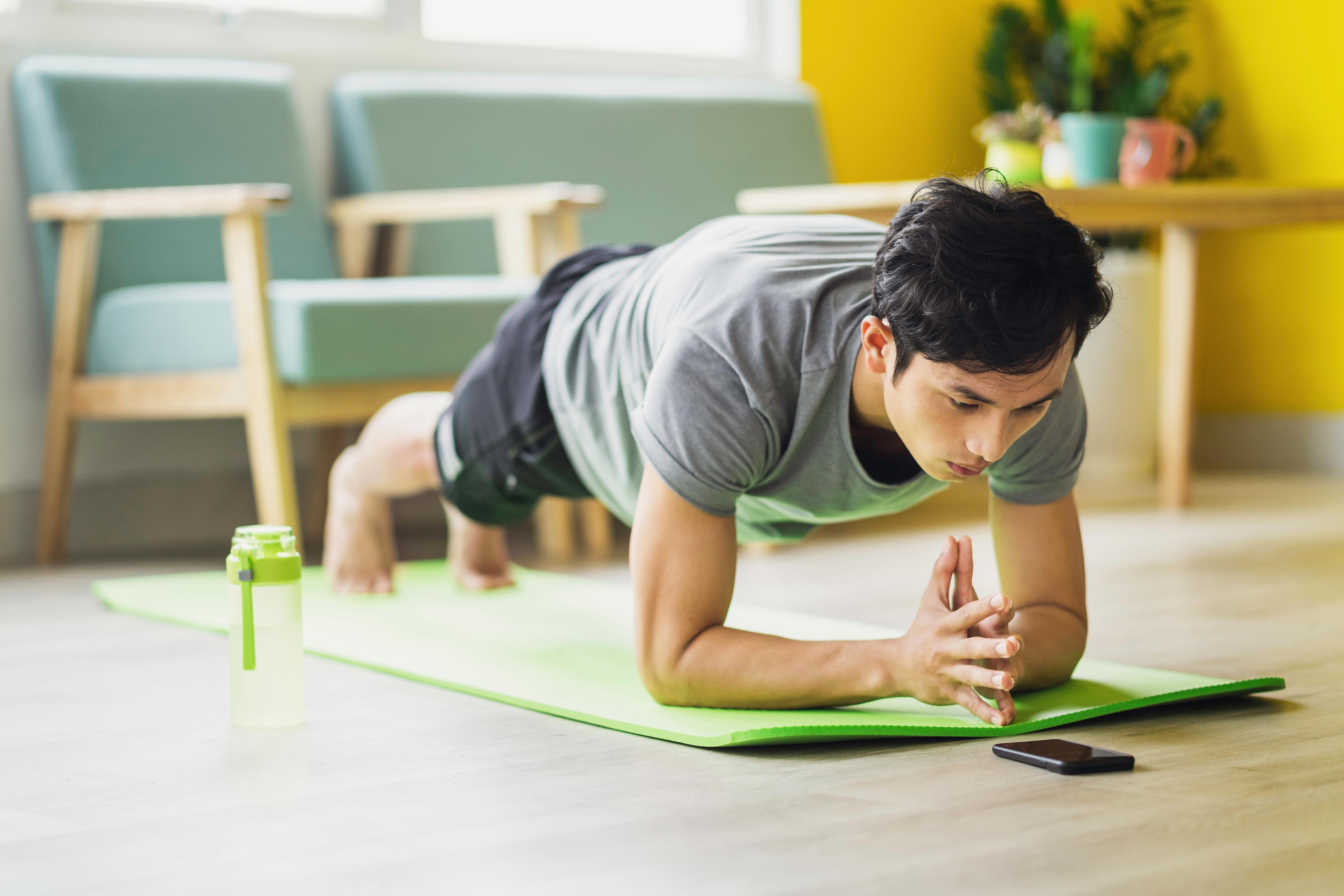 HRLIB-Young man exercising while on phone-shutter_1893387088_HR.jpg