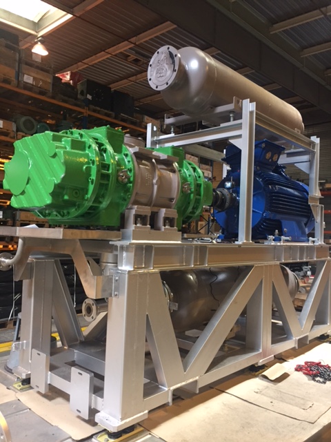 Complete assemblage van een Hibon waterinjectie draaizuigerblower met motor, basis, directe koppeling en geluiddemper. Deze Hibon procesventilator met roterende zuiger wordt gebruikt voor het mechanisch comprimeren van dampen.