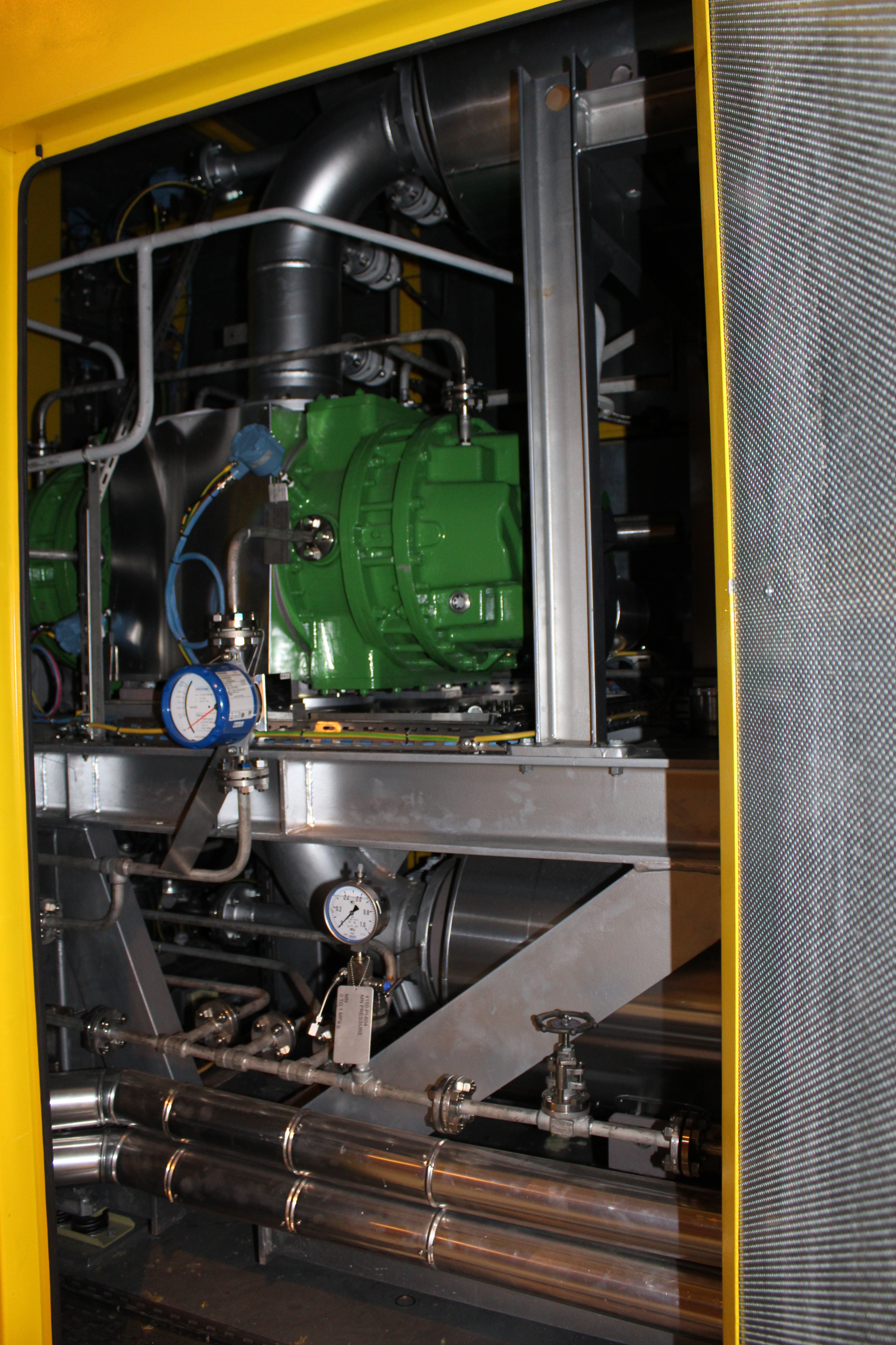 Interieur van een akoestische behuizing met daarin een Hibon procesgasblowerunit met alle bijbehorende instrumentatie, aangepast aan de specificaties van de klant voor toepassing in de chemische industrie.