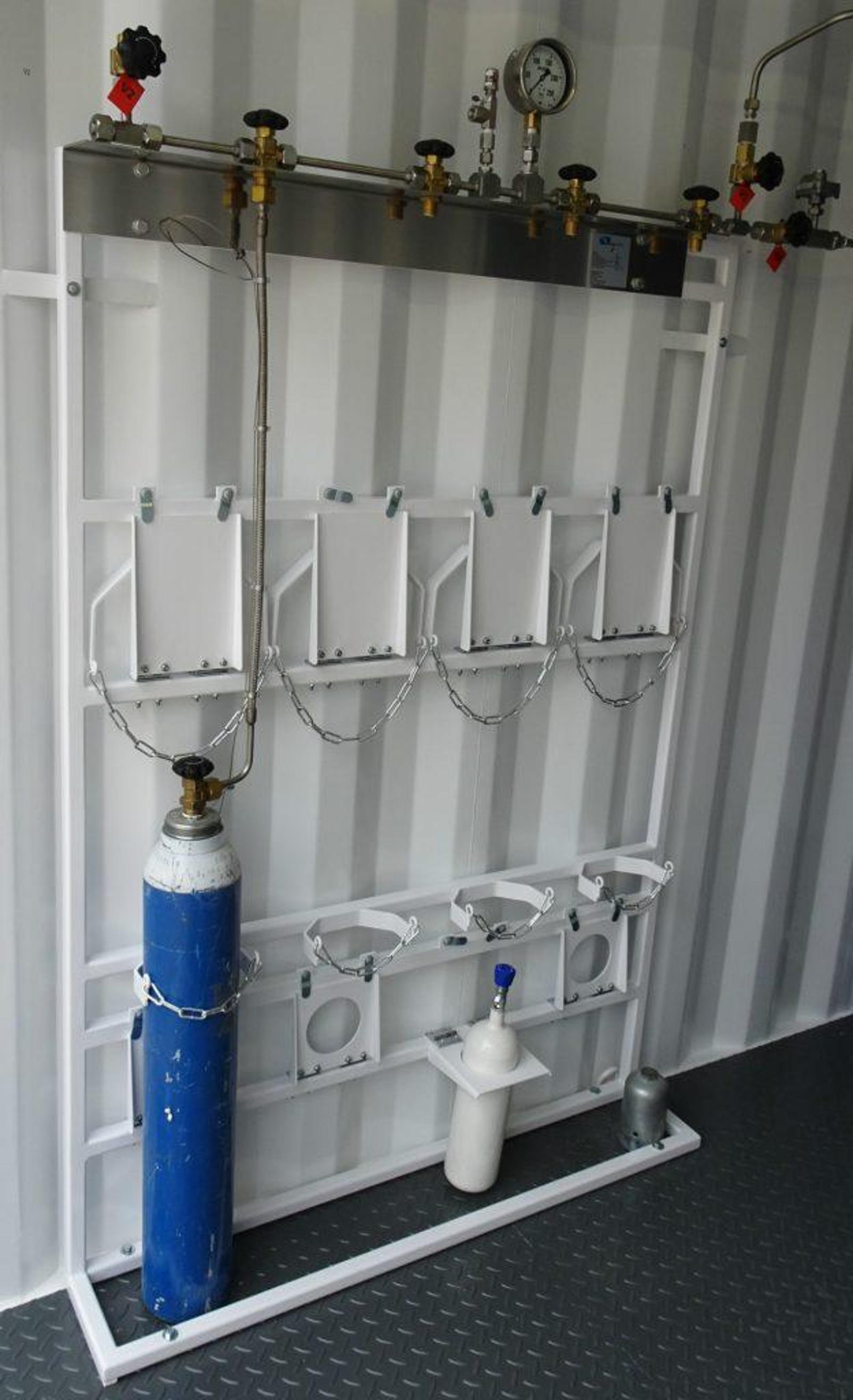 mobile-oxygen-filling-station-in-somalia-for-united-nations-ir-image-v1-193.jpg
