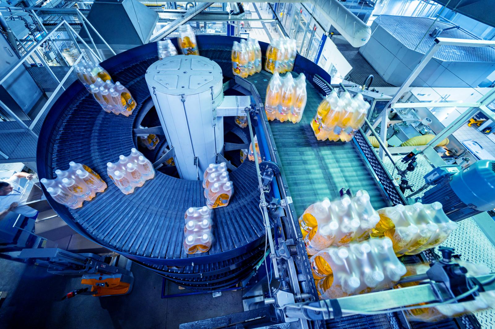 modern-strapping-transporting-machine-packaging-line-beverage-plant