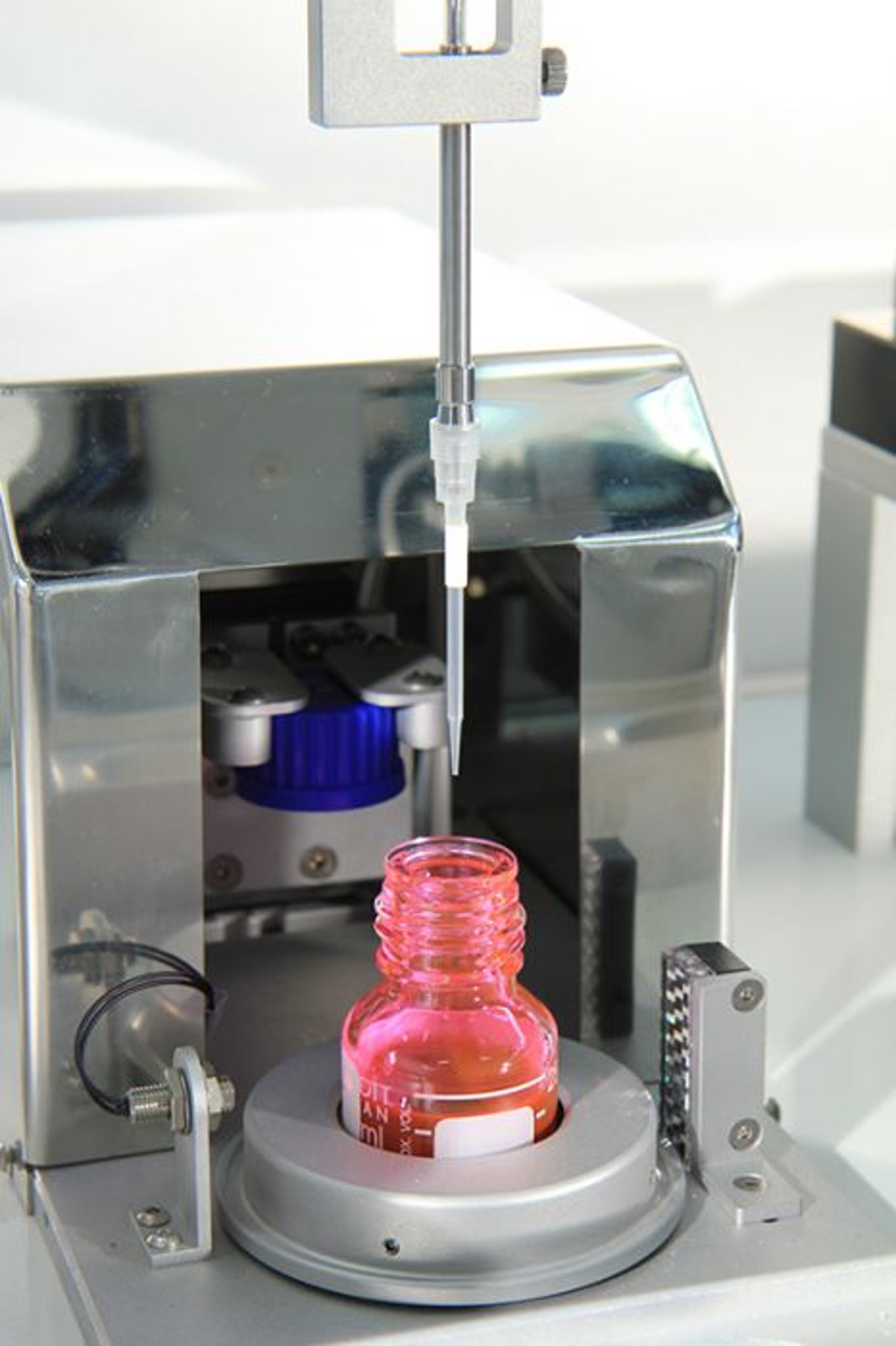 Encasing Liquid Handler Automated Liquid Handler | Zinsser Analytic