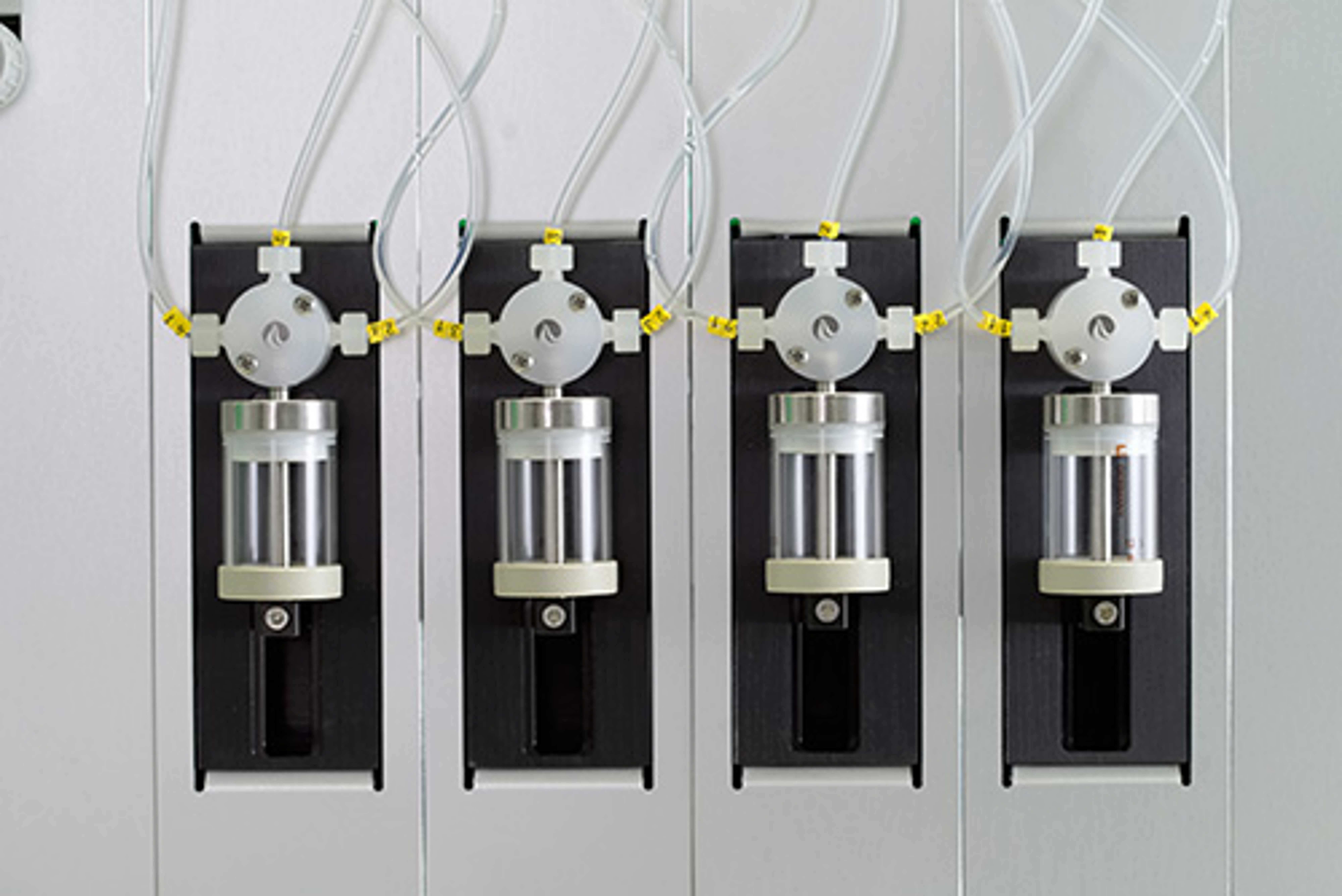 Encasing Liquid Handler Automated Liquid Handler | Zinsser Analytic