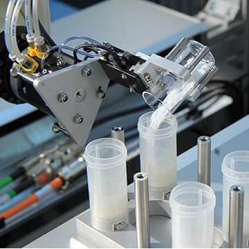 sq-02_robot_with_tilting_glass_vial_with_powder_2.jpg