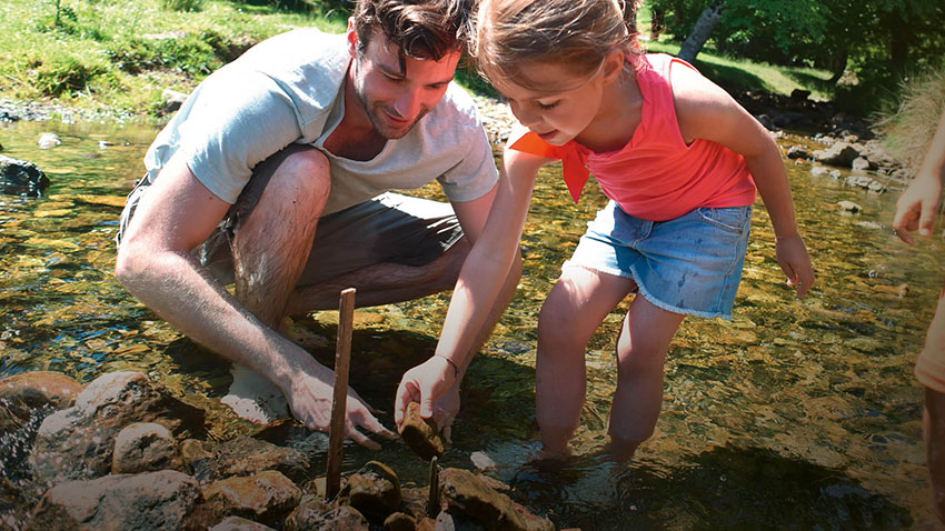 father-and-daughter-compressed-air
