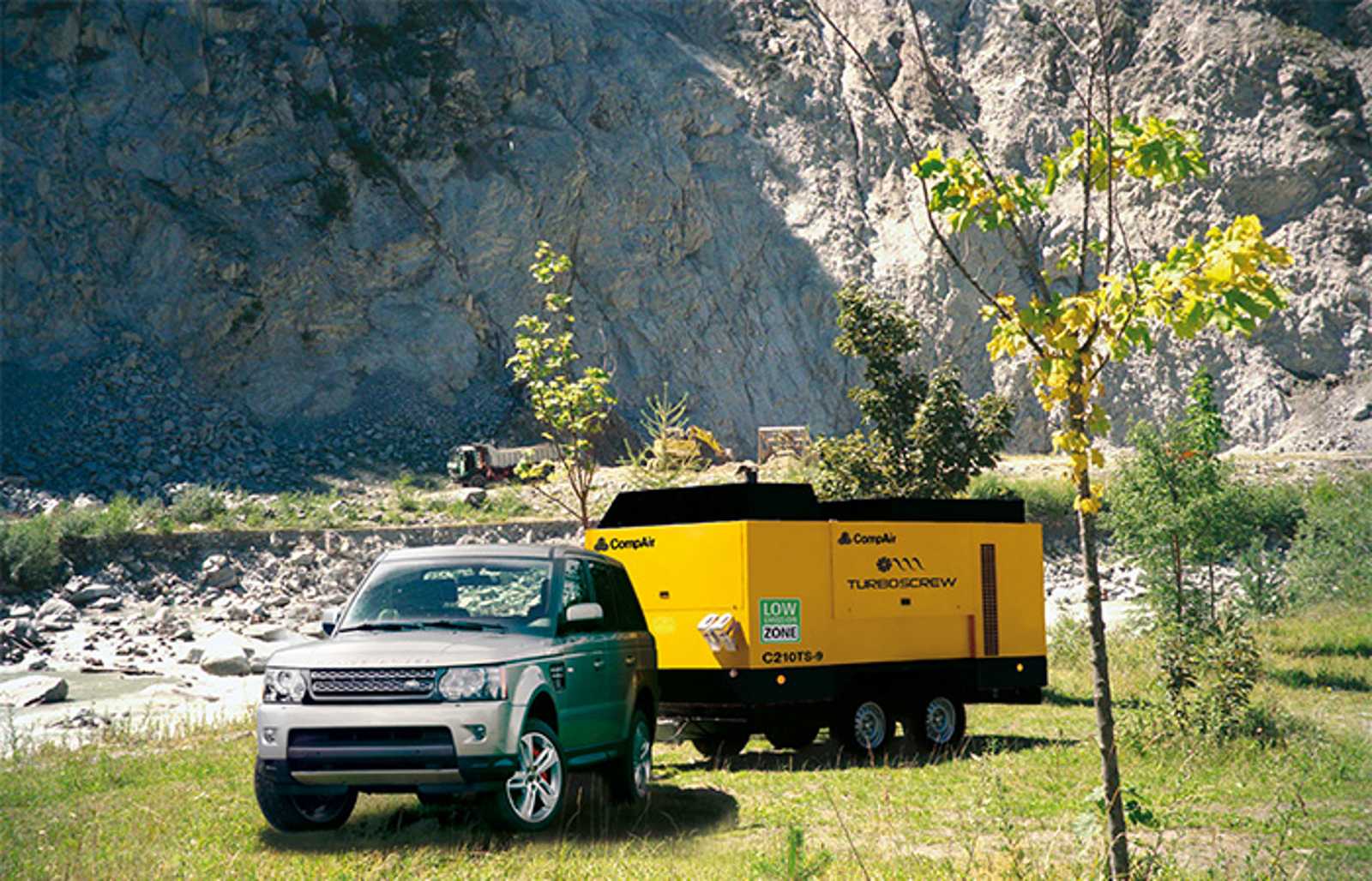 Grand compresseur d'air portable TurboScrew tracté par un véhicule