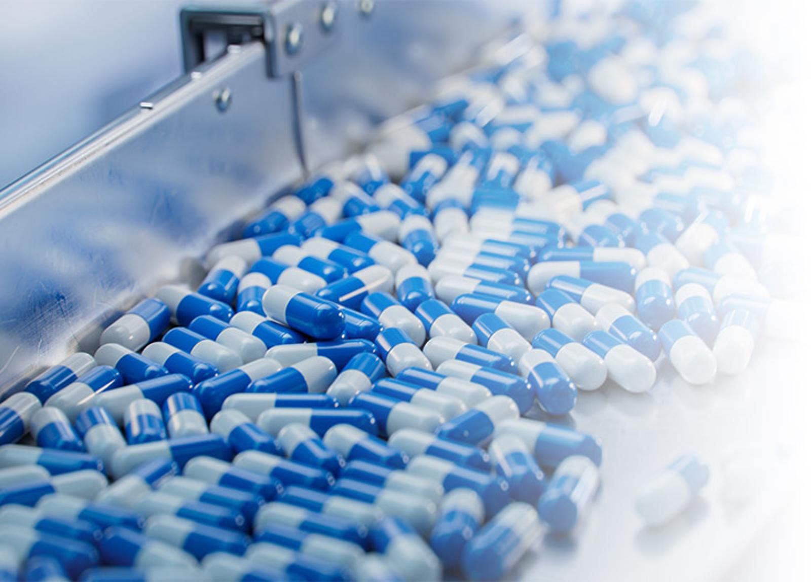 Gélules pharmaceutiques sur une ligne de production