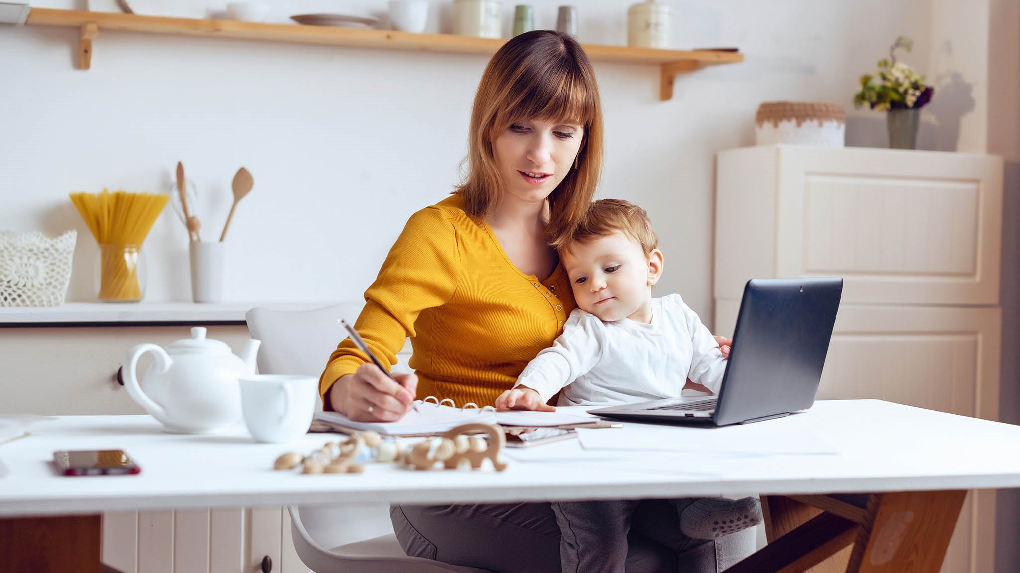 Working mom s. Мама за ноутбуком и ребенок за ноутбуком.