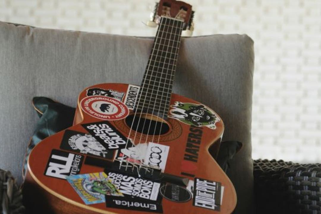 How to Remove Stickers From a Guitar
