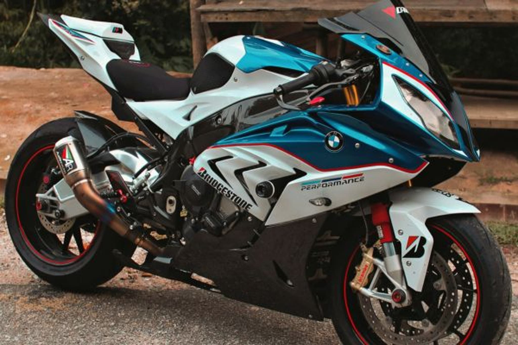 How to Remove Stickers From a Motorcycle Without Damaging It