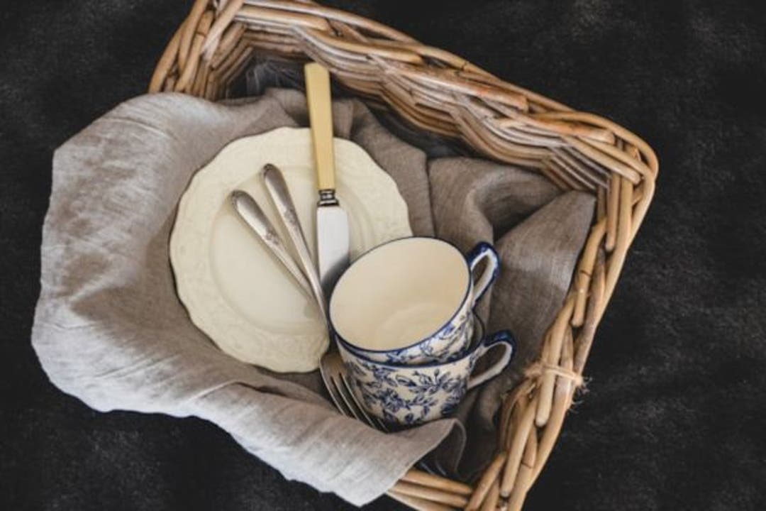 How to Remove Stickers From Dishes