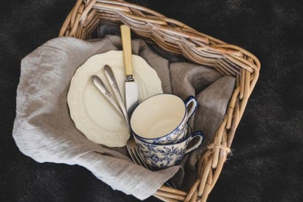 How to Remove Stickers From Dishes